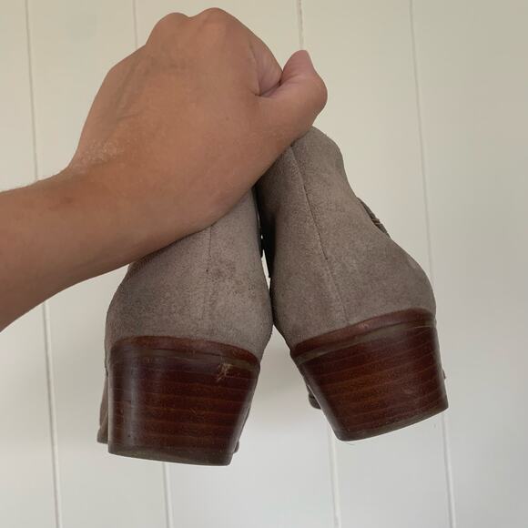 Jack Rogers Peyton Bootie in Light Grey Size 8 Suede Ankle Boot Heeled - Picture 7 of 10